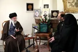 چند سکانس تصویری از حضور رهبر انقلاب در منزل شهید اغتشاشات تهران