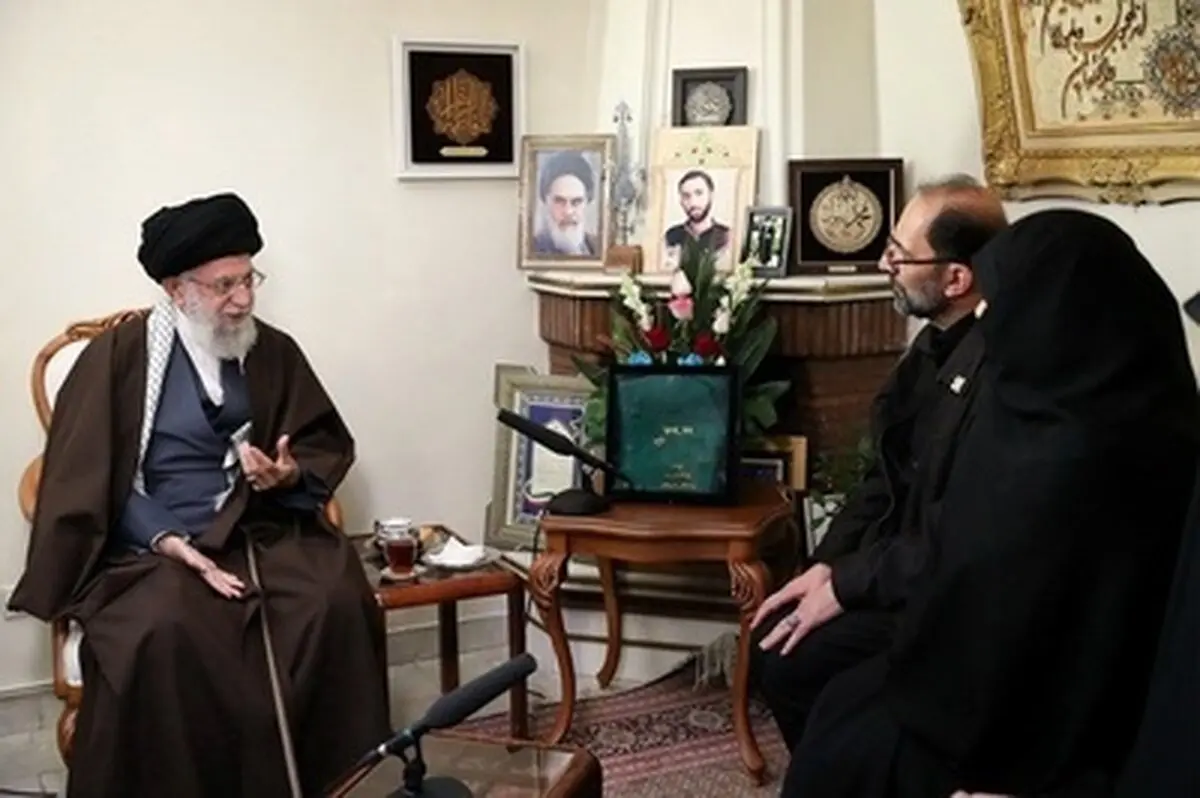 چند سکانس تصویری از حضور رهبر انقلاب در منزل شهید اغتشاشات تهران