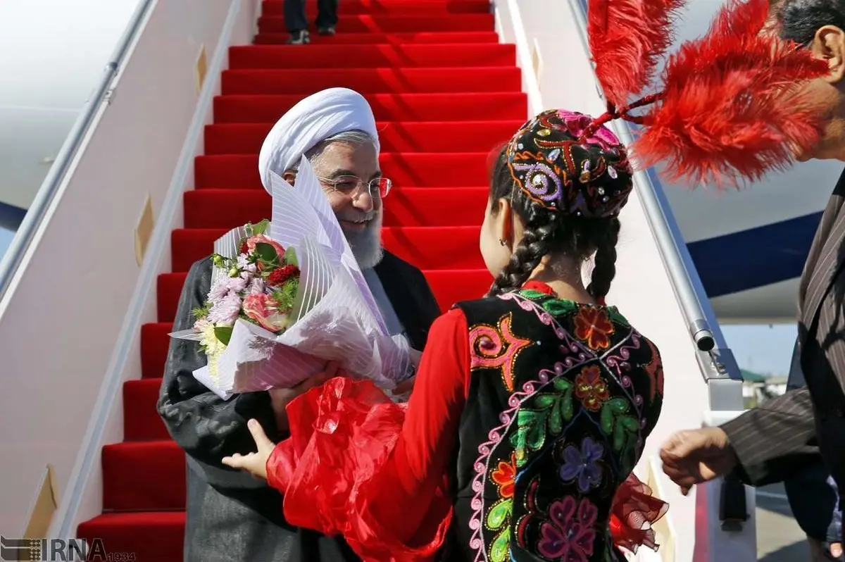 پوشش جالب دختر قزاق در استقبال از روحانی/عکس