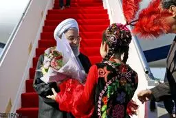 پوشش جالب دختر قزاق در استقبال از روحانی/عکس