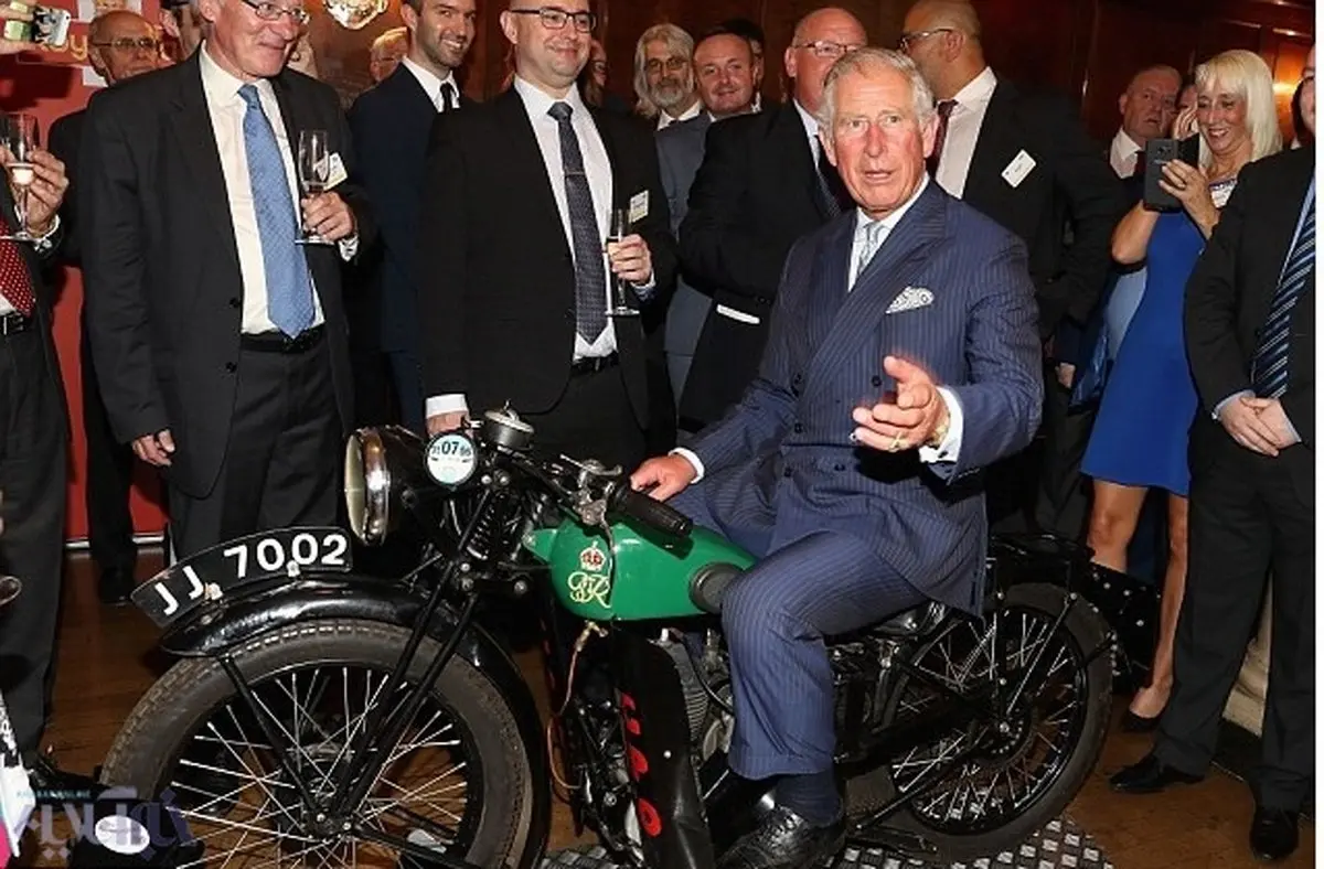 عکس /موتورسواری پرنس چارلز در پانصدمین سالگرد تاسیس اداره پست سلطنتی