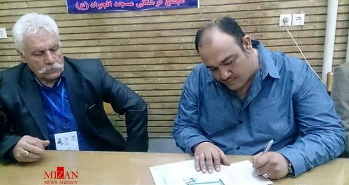 کمدین خندوانه در حال رای دادن/ عکس