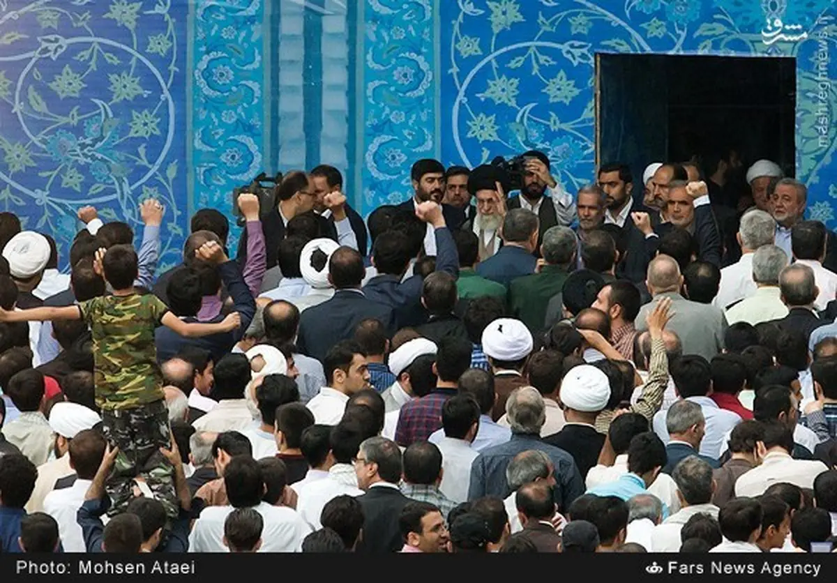 لحظه ورود رهبرانقلاب به محل اقامه نمازعیدفطر/ عکس