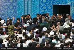 لحظه ورود رهبرانقلاب به محل اقامه نمازعیدفطر/ عکس