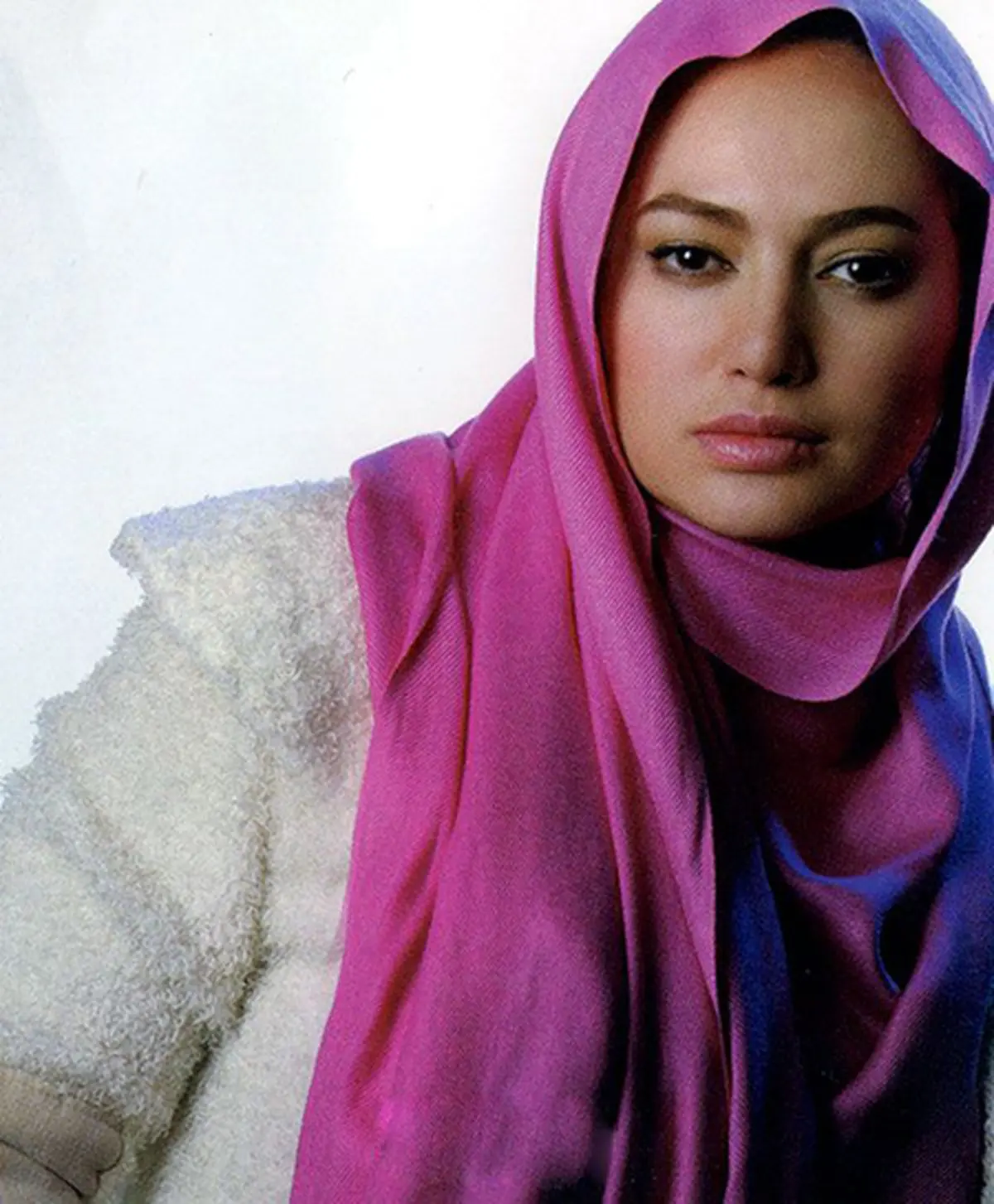 بازیگر زن علت حضورش در خاکسپاری مادر محمود احمدی نژاد توضیح می دهد! +عکس