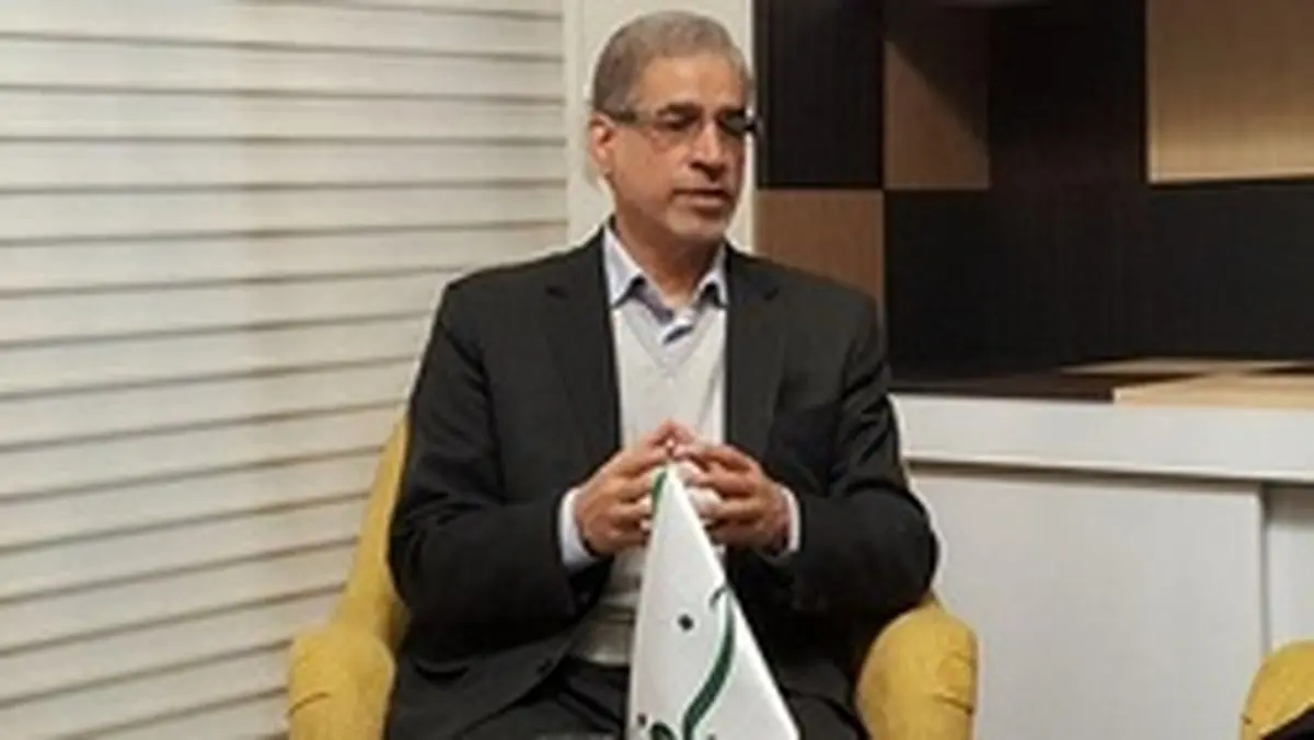 یک وزیر احمدی نژادی: هدفمندی یارانه را اجرا کردیم بدون اینکه از دماغ کسی خون بیاید / روحانی باید مزه آشی که برای مردم پخته را بچشد

/ با لفظ "وزیرِ احمدی‌نژادی" مخالفم