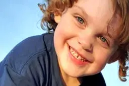 پسر بچه 3 ساله مقابل چشمان مادرش به سر خود شلیک کرد + عکس