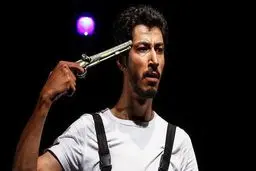 تصویری جدید از بازیگر نقش بهتاش فریبا روی صحنه تئاتر