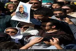 عادل فردوسی پور در مراسم تشییع مرحوم کیارستمی/ عکس