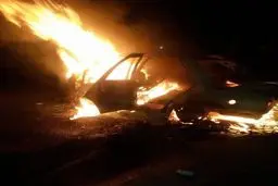 آتش سوزی پراید زیر بارش برف/عکس