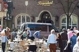 حمله وحشیانه خودرو به مشتریان رستورانی در آلمان/تصاویر