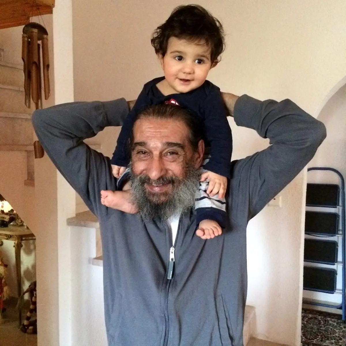 برزو ارجمند روی شانه پدر