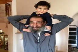 برزو ارجمند روی شانه پدر