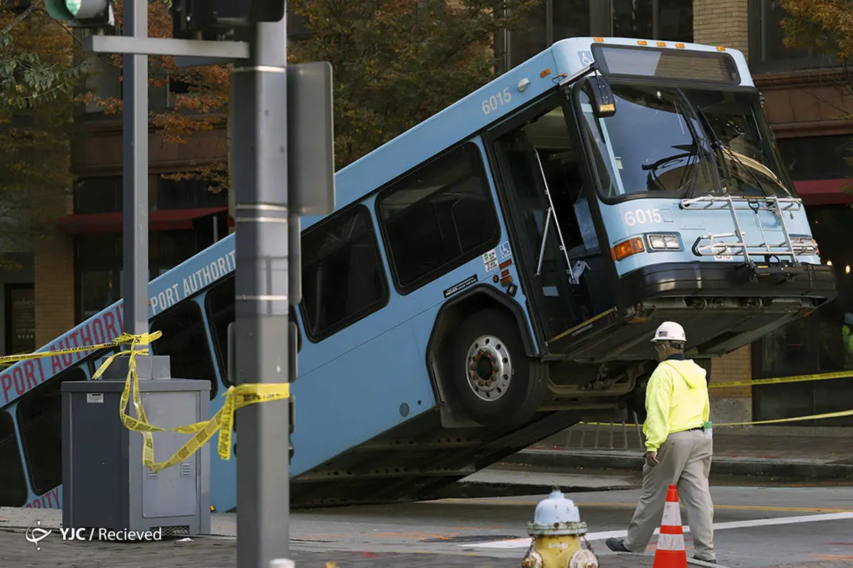 عکس / گرفتار شدن اتوبوس در یک گودال در مرکز شهر پیتسبورگ