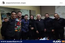 نرگس محمدی در کنار گروه موسیقی کولی ها/عکس