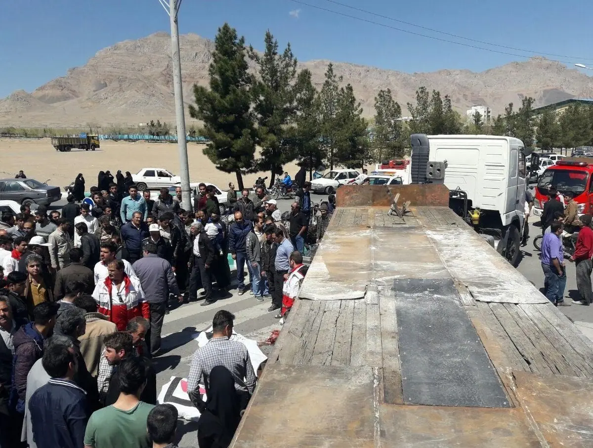 خانواده‌ای زیر چرخ‌های تریلی له شدند +عکس