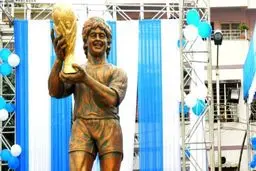 تصویری از مجسمه عجیب مارادونا در هند