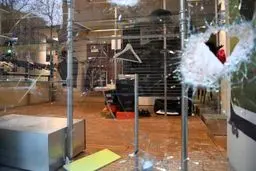 خیابان‌های پاریس یک روز پس از تظاهرات / تصاویر