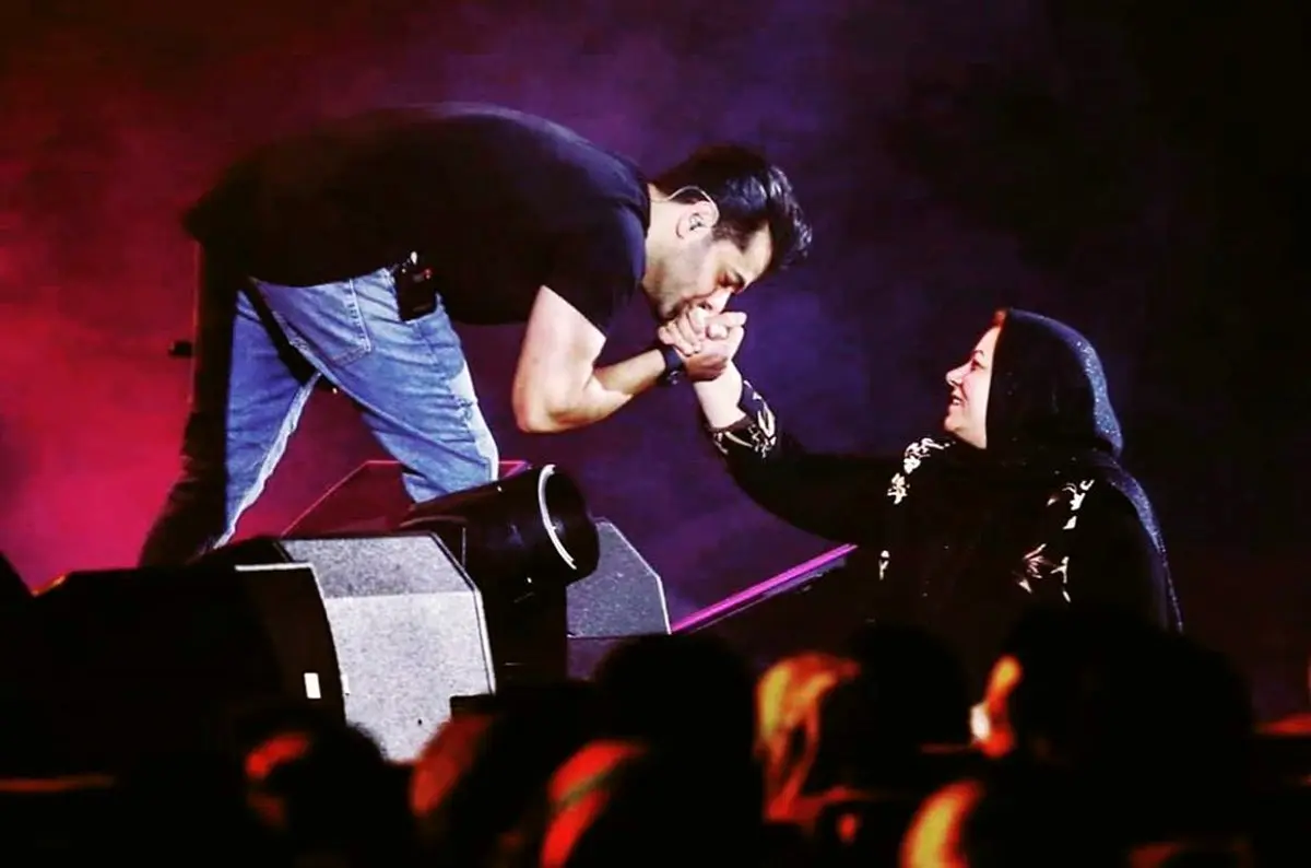 تصویری از بوسه خواننده معروف بر دستان مادرش روی سن