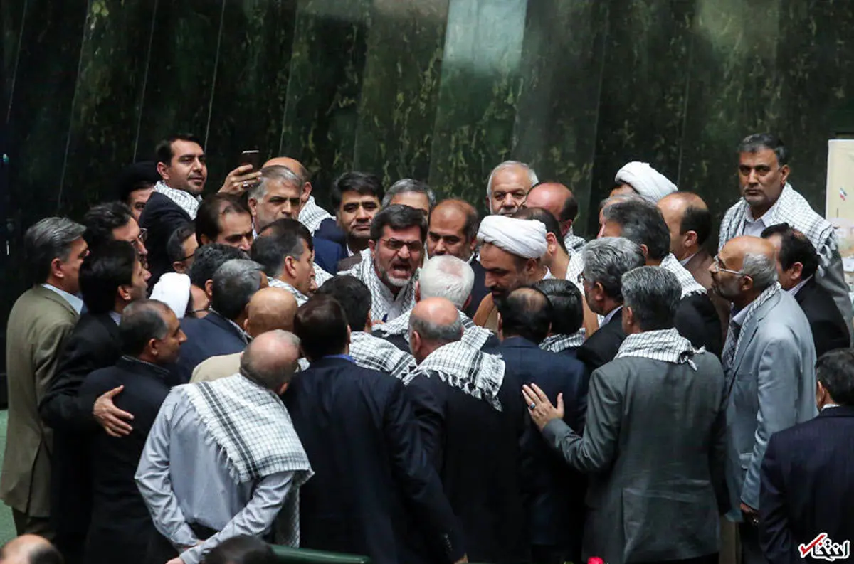 کوچک زاده: در منطقه گند زدید! رهبری دستور دادند مذاکرات متوقف شود! من از طرف ایشان می گویم!/ ظریف: رهبری کلامشان قاطع است و نیاز به سخنگو ندارند