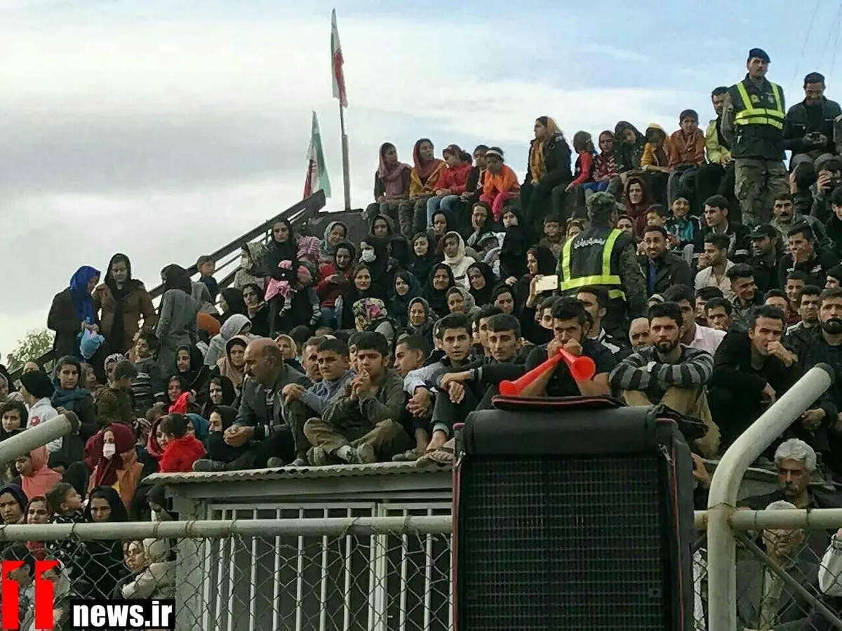 تصویری از زنان کرمانشاهی در ورزشگاه فوتبال/عکس