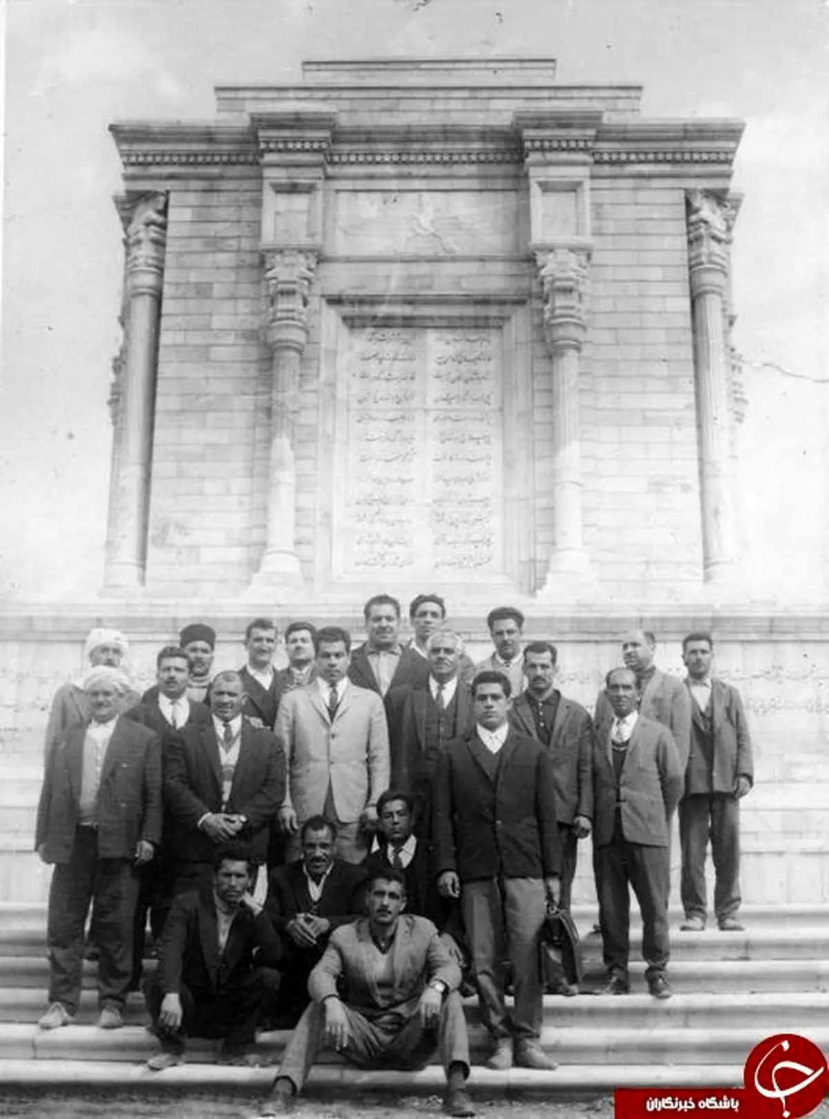 عکس دسته جمعی تختی در آرامگاه فردوسی