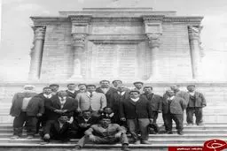 عکس دسته جمعی تختی در آرامگاه فردوسی