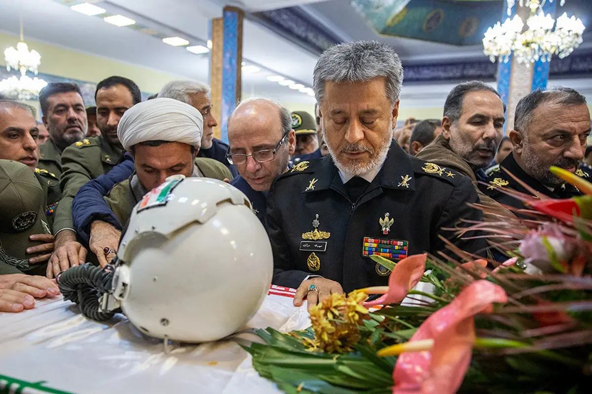 تصاویر / امیر دریادار سیاری در مراسم تشییع پیکر خلبان شهید محمدرضا رحمانی