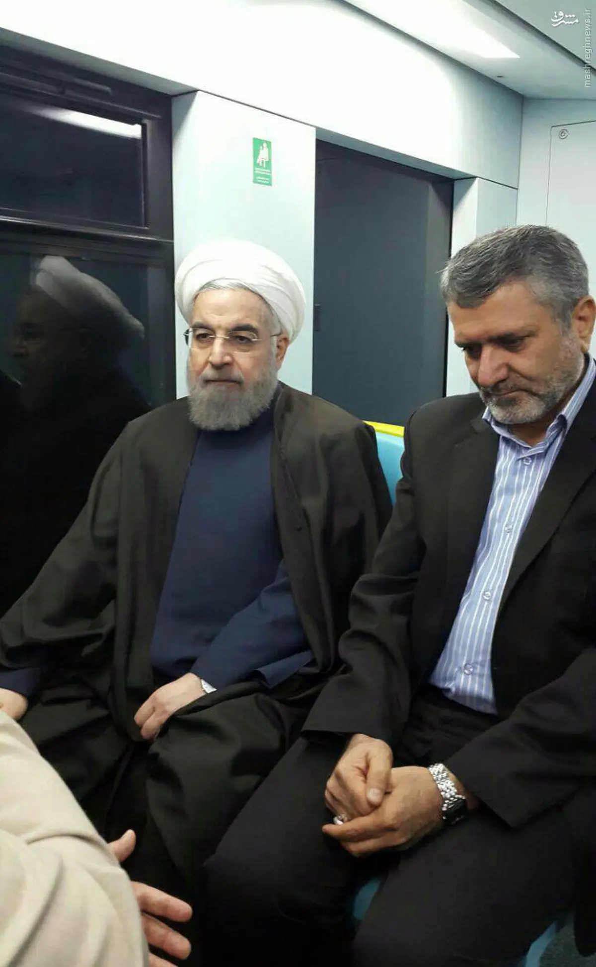 مترو سواری روحانی در مشهد/عکس