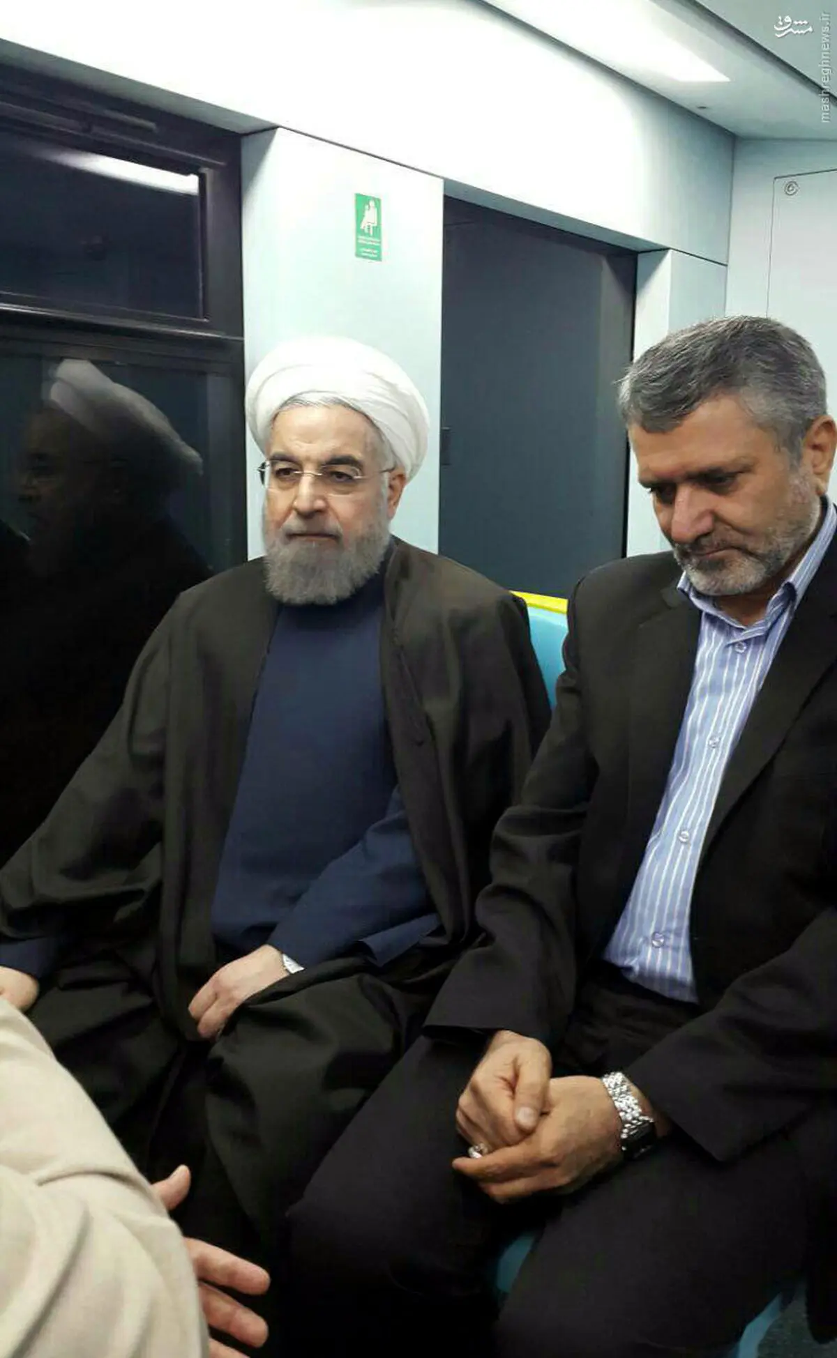 مترو سواری روحانی در مشهد/عکس