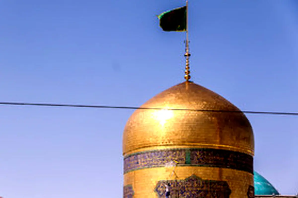 شست‌وشوی گنبد حرم مطهر رضوی در آستانه میلاد امام رضا (ع)
