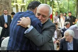 صادق خرازی در آغوش ظریف/عکس