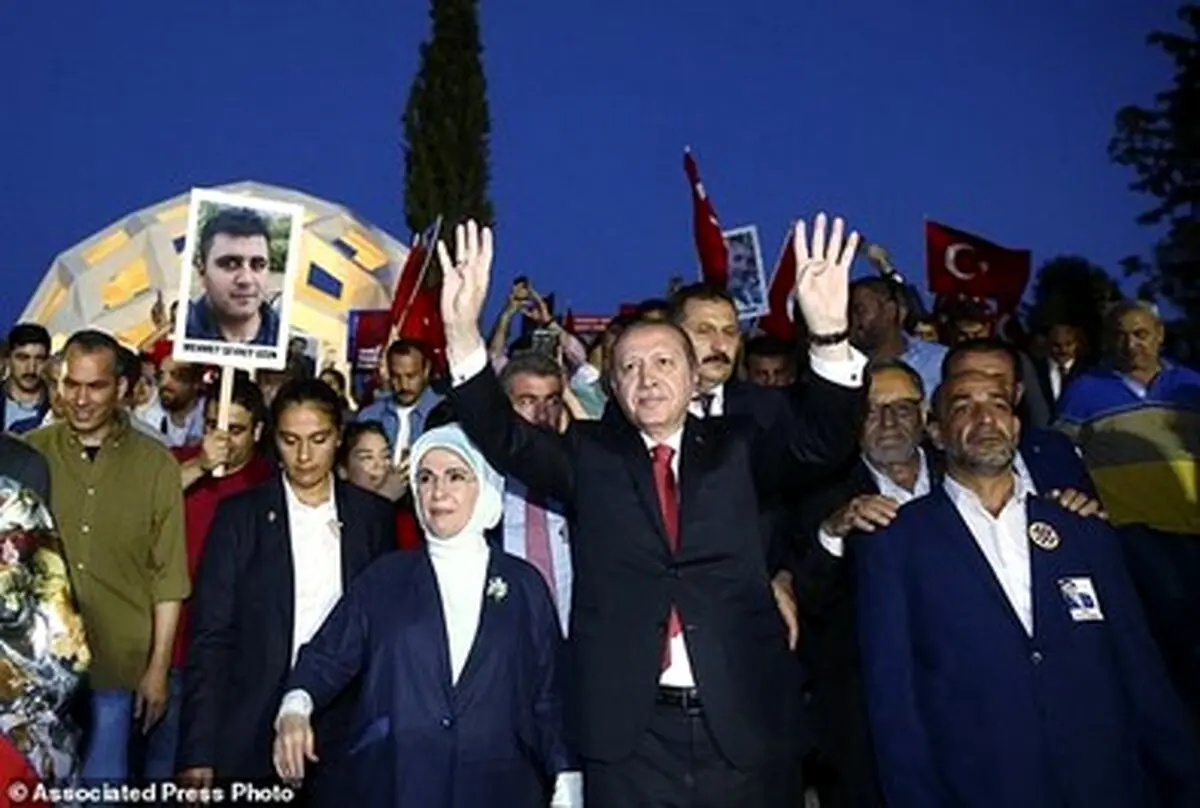اردوغان و همسرش در جشن سالروز کودتای نافرجام ترکیه/تصاویر