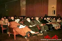 عکس:شهید بهشتی و جمعی از بانوان در کاخ دادگستری قبل از اجباری شدن حجاب