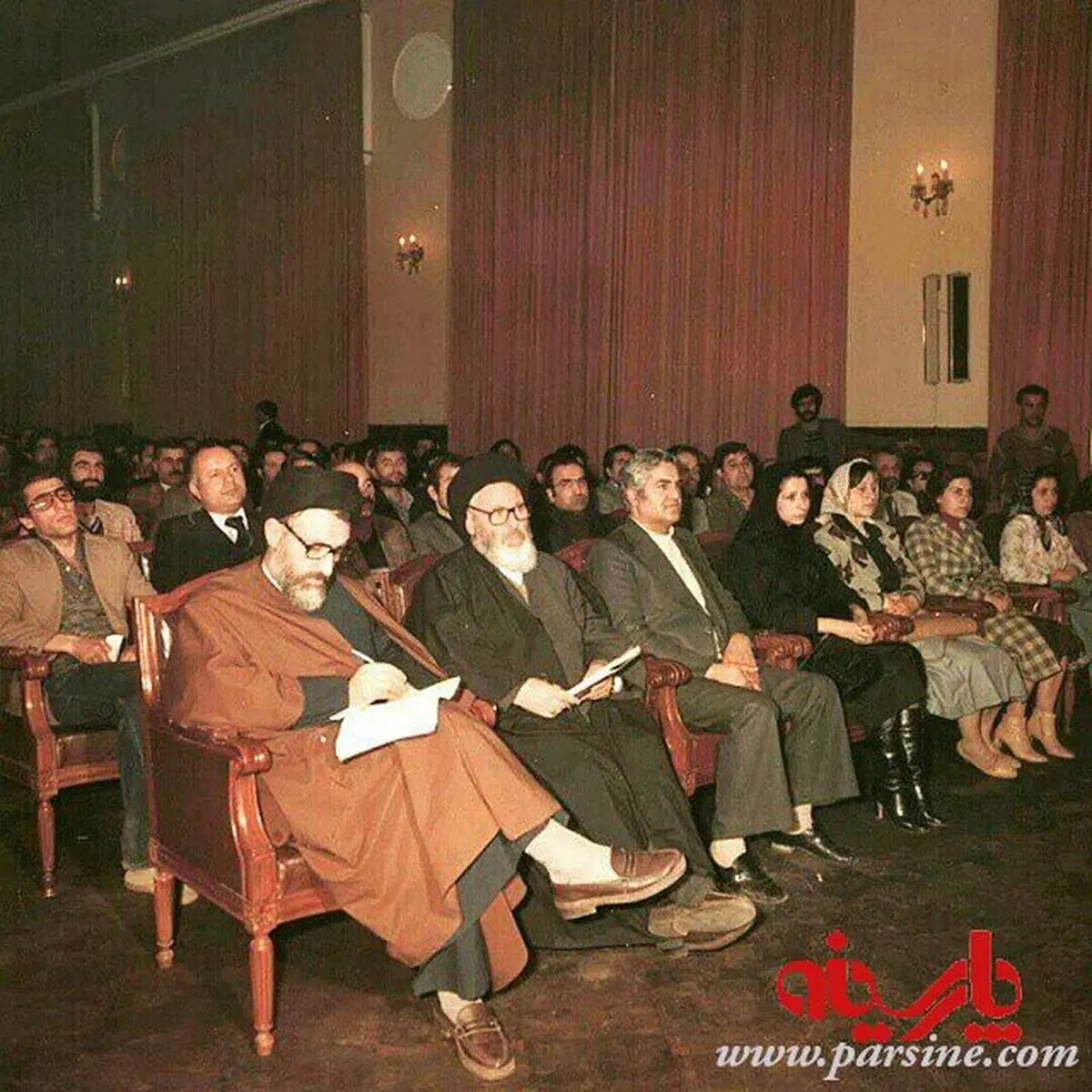 عکس:شهید بهشتی و جمعی از بانوان در کاخ دادگستری قبل از اجباری شدن حجاب
