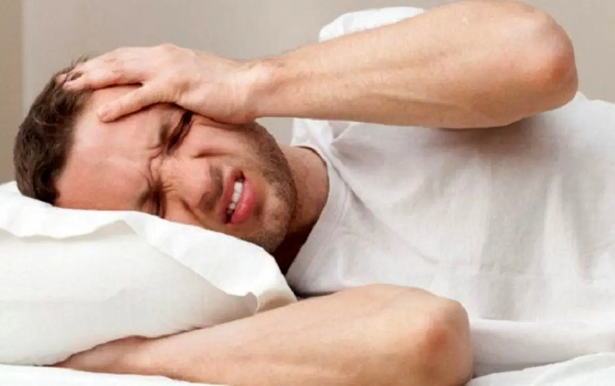 ۹ علت سردرد صبحگاهی/ چرا بعد از بیدار شدن سرمان درد می‌گیرد؟