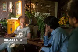 تصاویری از بهزاد نبوی در منزلش