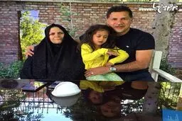 علی دایی در کنار مادر و دخترش/ عکس