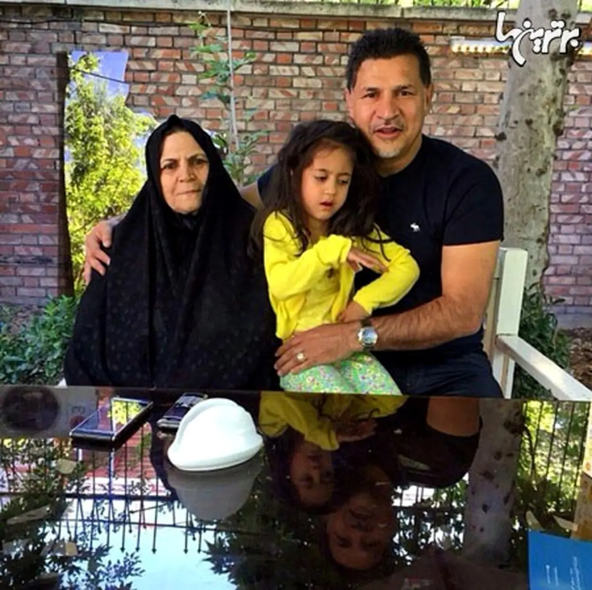 علی دایی در کنار مادر و دخترش/ عکس