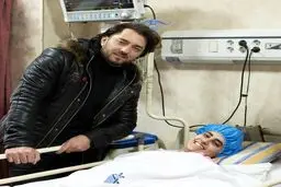 ملاقات بهرام رادان با زلزله زده اى كه آرزوى ديدار با او را داشت/عکس