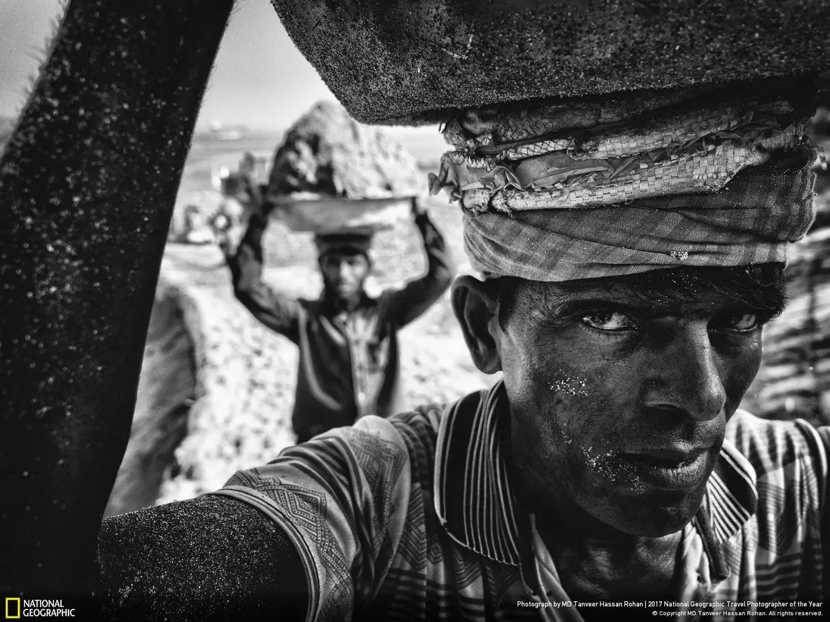 عکس منتخب نشنال جئوگرافیک ؛ حمل سنگ