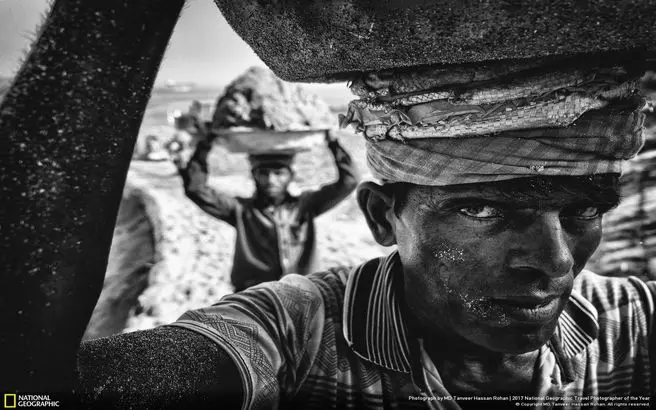 عکس منتخب نشنال جئوگرافیک ؛ حمل سنگ