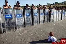 نوزادی که سد راه پلیس ترکیه شد/عکس