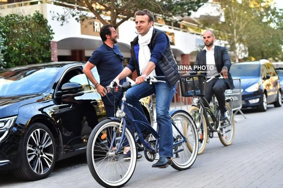 تیپ متفاوت رئیس جمهور فرانسه هنگام دوچرخه سواری/عکس