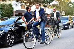 تیپ متفاوت رئیس جمهور فرانسه هنگام دوچرخه سواری/عکس