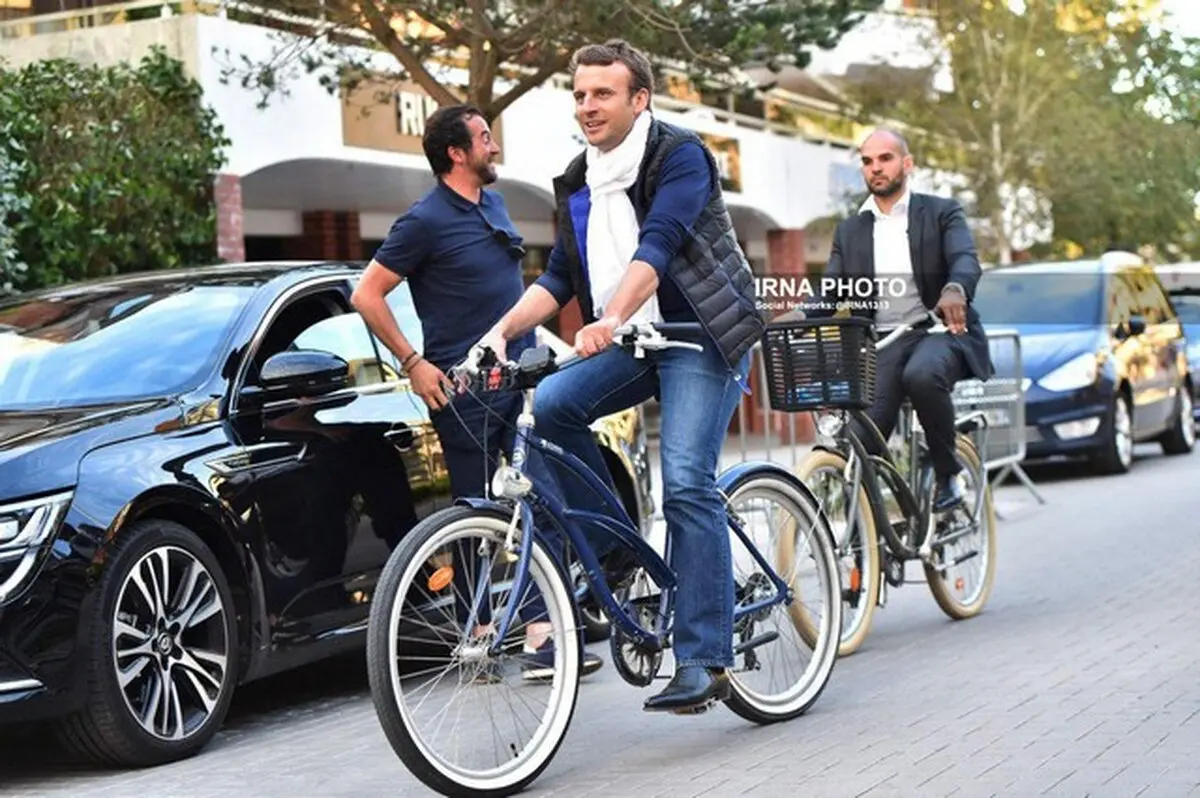 تیپ متفاوت رئیس جمهور فرانسه هنگام دوچرخه سواری/عکس
