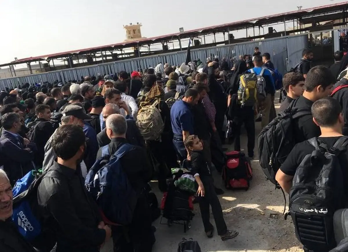 ازدحام زائران پشت دروازه ورودی عراق / عکس