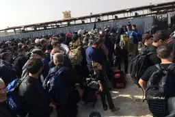 ازدحام زائران پشت دروازه ورودی عراق / عکس