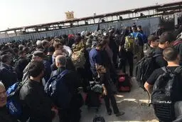ازدحام زائران پشت دروازه ورودی عراق / عکس