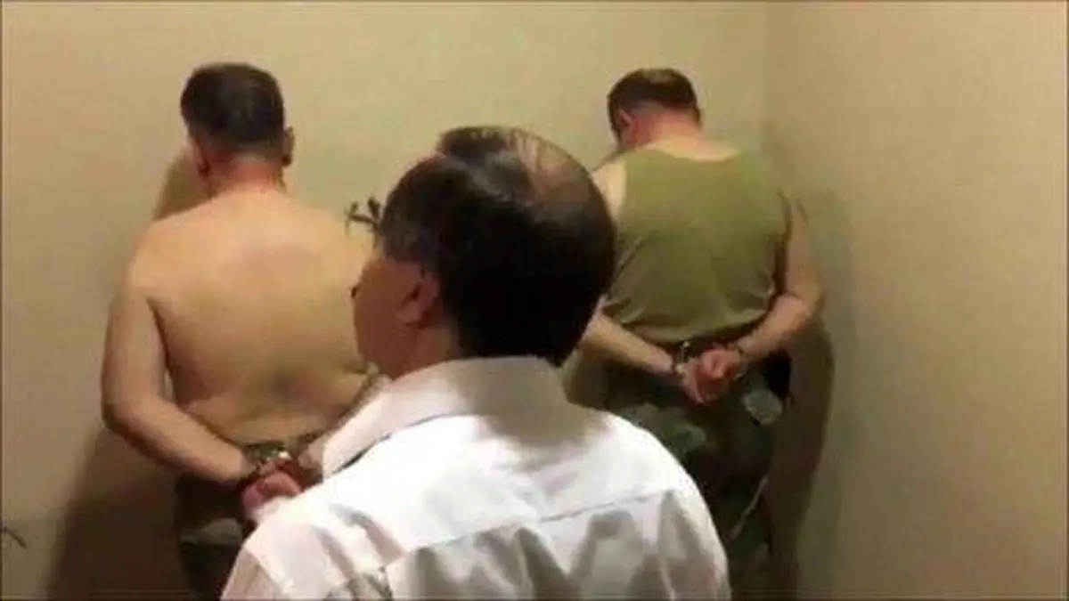 یک فرمانده در حال بازجویی از کودتاچیان/عکس